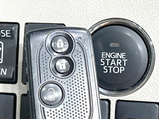 【キーフリーシステム】カバンやポケットに入れたままでもドアの施錠・解錠が可能なスマートキーを装備。エンジンのオン・オフ時もカギを取り出す必要が無いからとっても便利です♪