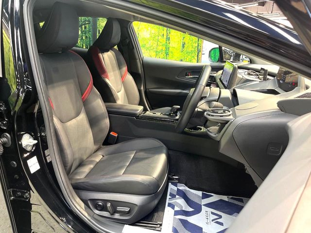 【シートヒーター&ベンチレーション】夏場は涼しい風でお尻や背中の熱やムレを防ぎ、冬はエアコンよりも早く温まってポカポカに!季節を問わず快適に過ごせます。