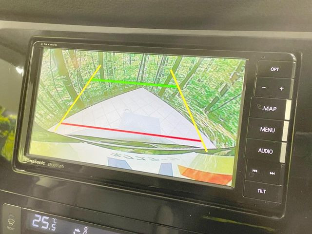 【バックカメラ】駐車時に後方がリアルタイム映像で確認できます。大型商業施設や立体駐車場での駐車時や、夜間のバック時に大活躍!運転スキルに関わらず、今や必須となった装備のひとつです!