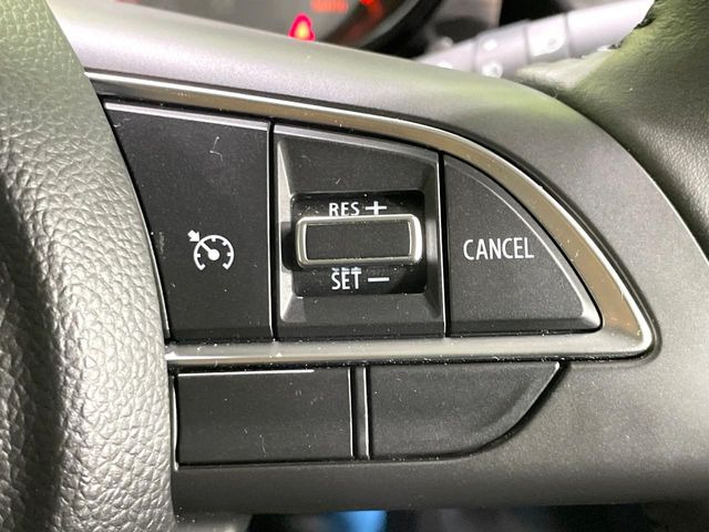【クルーズコントロール】高速道路もラクラク走行。アクセルを離しても一定速度で走行ができ、長距離運転時の負担を軽減!加速・減速も簡単なスイッチ操作で調整できます。
