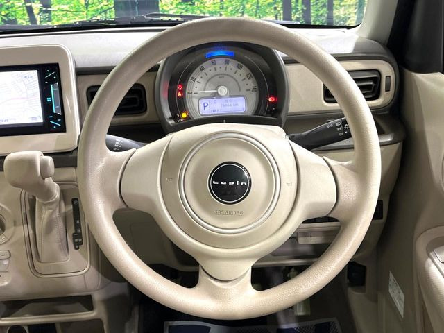 インテリアに合わせたデザインのステアリングは、運転される方のことも考え、運転しやすい形状、大きさです。是非一度、実際に触ってお確かめください。