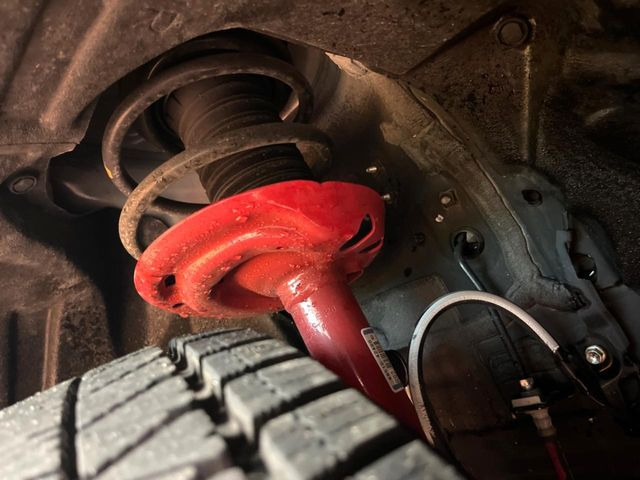 お車を安心してお乗りいただく為には、足回りの定期点検が欠かせません。サービスサポート(有償保証)では無料点検もご提供しており、安心のカーライフをお過ごしいただけるサポート体制が整っています。