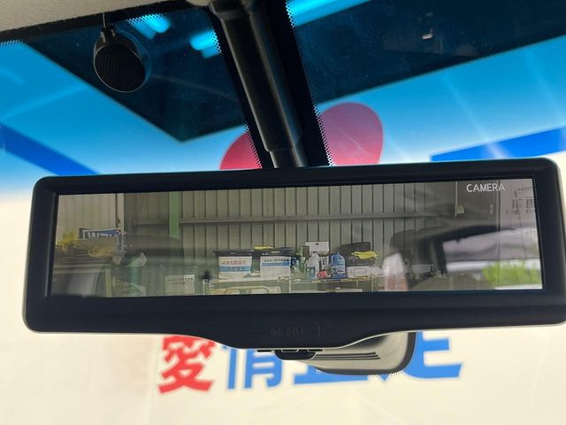 【インテリジェントルームミラー】後席の大きな荷物や同乗者で後方が確認しづらい時でも安心!カメラが撮影した車両後方の映像をルームミラー内に表示。クリアな視界で状況の確認が可能です!
