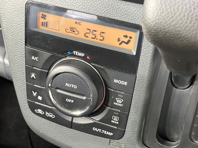 【オートエアコン】一度お好みの温度に設定すれば、車内の温度を検知し風量や温度を自動で調整。暑い&hellip;寒い&hellip;と何度もスイッチ操作をする必要はありません。快適な車内空間には必須の機能ですね♪