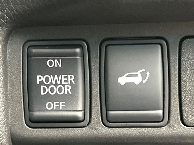 【パワーバックドア】スマートキーや運転席のボタンを押すだけでリアゲートが自動で開閉します!荷物を持っている時や、高い位置にあるバックドアを閉める際に便利な機能です♪