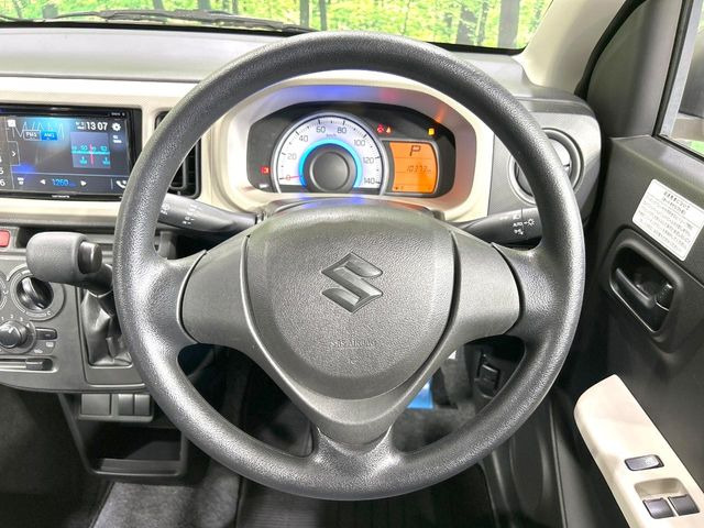 �C���e���A�ɍ��킹���f�U�C���̃X�e�A�����O�́A�^�]�������̂��Ƃ��l���A�^�]���₷���`��A�傫���ł��B�����x�A���ۂɐG���Ă��m���߂��������B