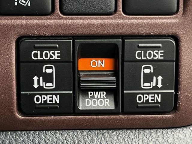 【両側パワースライドドア】スマートキーや運転席のスイッチで後席両側スライドドアの開閉が可能♪電動だから力を入れてドアを開ける必要が無く、小さなお子様でも簡単に開け閉めでき快適です♪