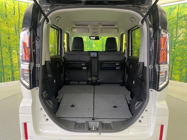 普段のお買い物や通勤、送迎等に十分な荷室スペースを確保しております。セカンドシートを倒すと、大きな荷物の積載も可能です♪