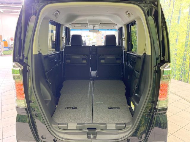 積み下ろしのしやすいデッキにはたっぷりと荷物を積み込んでいただけます。遊びから仕事まで、様々なシーンで頼れます♪