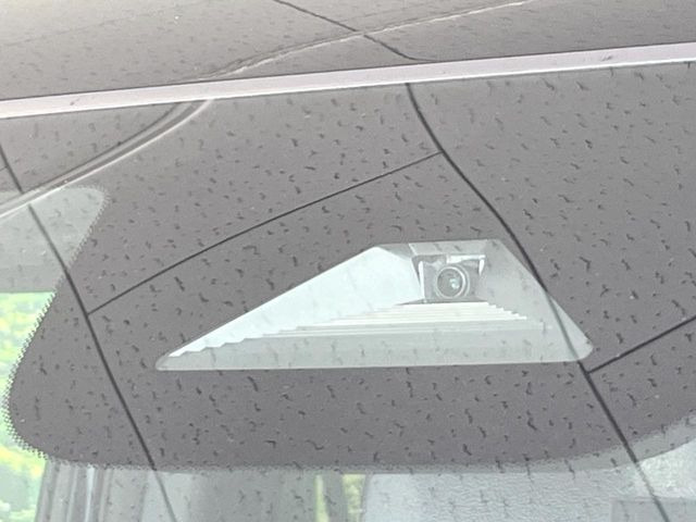 【ホンダセンシング】走行中に前方の車両等を認識し、衝突しそうな時は警報とブレーキで衝突回避と被害軽減をアシスト。より安全にドライブをお楽しみいただけます。