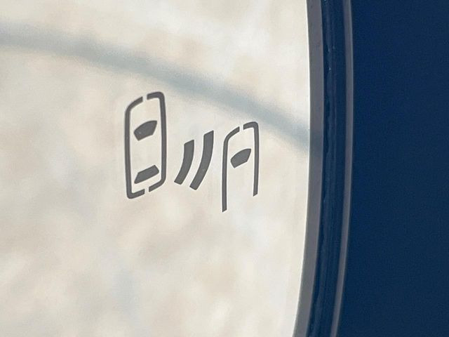 【ブラインドスポットモニター】走行中、ドアミラーの死角になりやすい箇所に後続車が接近するとサイドミラーのレンズに警告を表示!ドライバーに注意喚起をしてくれます。