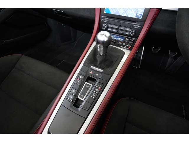 �X�|�[�c�J�[�炵���@�\��������������A718�X�p�C�_�[�̃Z���^�[�R���\�[���B�K�v�ȃX�C�b�`�ނ��h���C�o�[�����삵�₷���ʒu�ɏW�񂵁A�V���v�������ʂ̂Ȃ��f�U�C���Ɏd�グ���Ă��܂��B