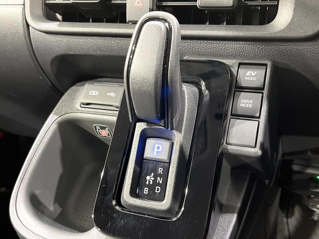 【エレクトロシフトマチック】インテリアに合わせたデザインのステアリングは、運転される方のことも考え、運転しやすい形状、大きさです。是非一度、実際に触ってお確かめください。