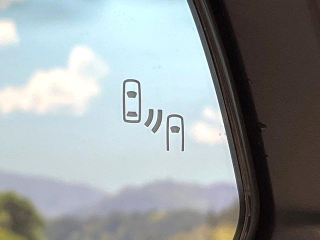 【ブラインドスポットモニター】走行中、ドアミラーの死角になりやすい箇所に後続車が接近するとサイドミラーのレンズに警告を表示!ドライバーに注意喚起をしてくれます。