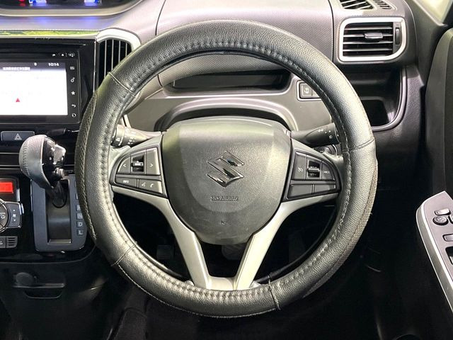 インテリアに合わせたデザインのステアリングは、運転される方のことも考え、運転しやすい形状、大きさです。是非一度、実際に触ってお確かめください。
