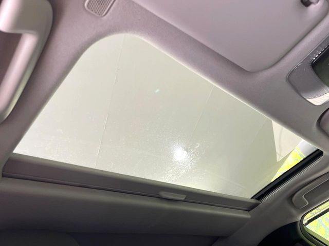 【パノラマルーフ】大型のガラスルーフ搭載で車内の解放感が一気にアップ!開放的なドライブをお楽しみいただけます。