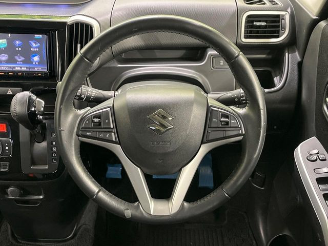 �C���e���A�ɍ��킹���f�U�C���̃X�e�A�����O�́A�^�]�������̂��Ƃ��l���A�^�]���₷���`��A�傫���ł��B�����x�A���ۂɐG���Ă��m���߂��������B