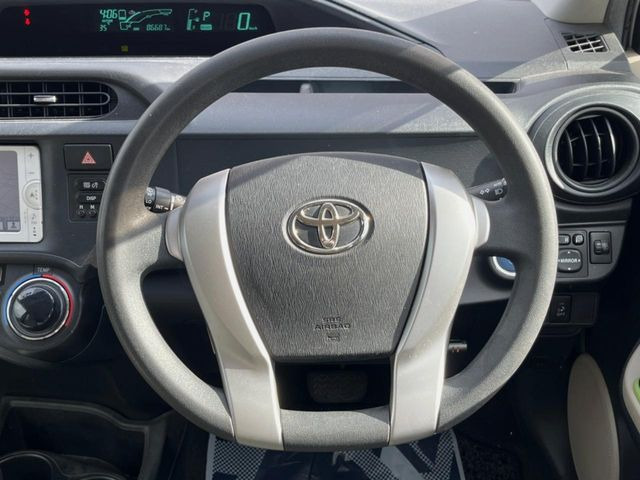 インテリアに合わせたデザインのステアリングは、運転される方のことも考え、運転しやすい形状、大きさです。是非一度、実際に触ってお確かめください。