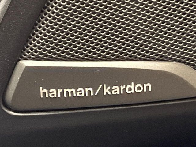 ●harman/kardonサウンドシステム:オーディオ専門メーカーが手掛けるプレミアムスピーカーを装備。多数のスピーカーから、音の粒立ちまで分かる高品質な音楽をお楽しみいただけます。