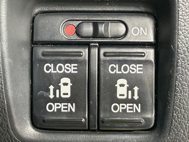 【両側パワースライドドア】スマートキーや運転席のスイッチで後席両側スライドドアの開閉が可能♪電動だから力を入れてドアを開ける必要が無く、小さなお子様でも簡単に開け閉めでき快適です♪