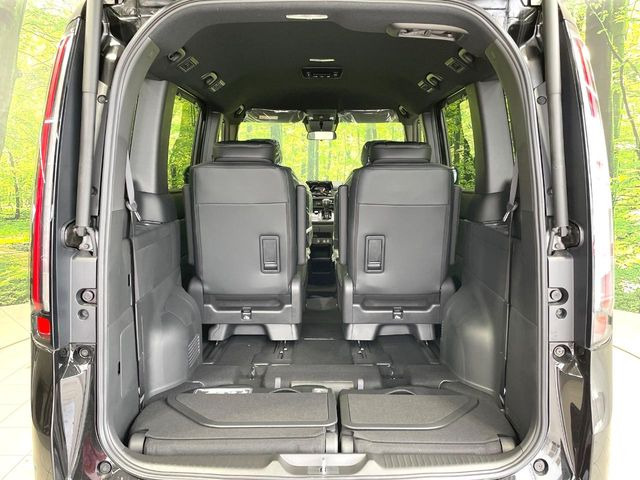 普段のお買い物や通勤、送迎等に十分な荷室スペースを確保しております。セカンドシートを倒すと、大きな荷物の積載も可能です♪