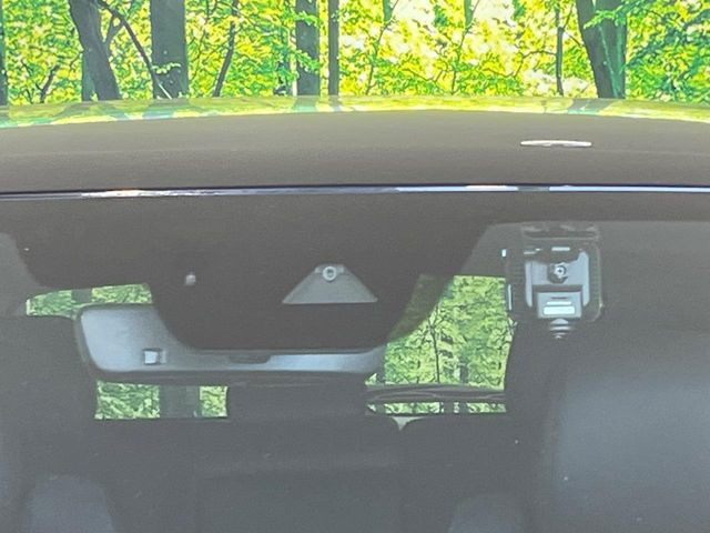 【i-ACTIVESENSE】走行中に前方の車両等を認識し、衝突しそうな時は警報とブレーキで衝突回避と被害軽減をアシスト。より安全にドライブをお楽しみいただけます。