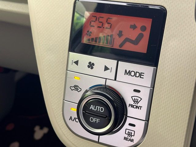 【オートエアコン】一度お好みの温度に設定すれば、車内の温度を検知し風量や温度を自動で調整。暑い&hellip;寒い&hellip;と何度もスイッチ操作をする必要はありません。快適な車内空間には必須の機能ですね♪