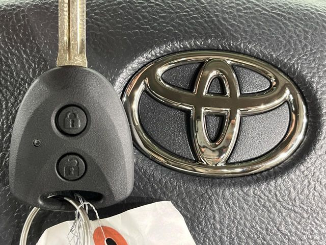 【キーレス】少し離れた場所からでもボタン一つでドアの開錠・施錠ができるのでとっても便利!ドアの鍵穴周りに傷をつけることもありません♪