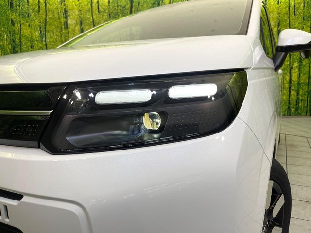 【LEDヘッドライト】悪天候や夜間走行時も良好な視界を確保し安心して運転できる高輝度LEDヘッドライトを装備!点灯速度が早く、消費電力も抑えられています。