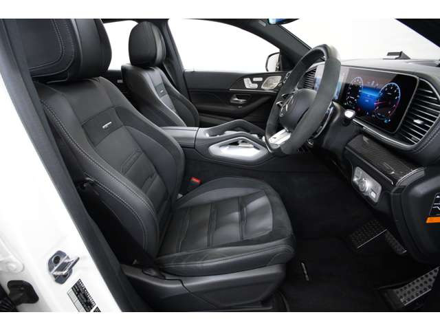 AMG�J�[�{���C���e���A�g�������̗p�����A�X�|�[�e�B���㎿�ȃC���e���A�B�i�b�p���U�[��DINAMICA�f�ނ�g�ݍ��킹�邱�ƂŁAAMG�Ȃ�ł͂̃��[�V�[�ȕ��͋C�ƃv���~�A��SUV�Ƃ��Ă̍������������邱�Ƃ��\�ł�