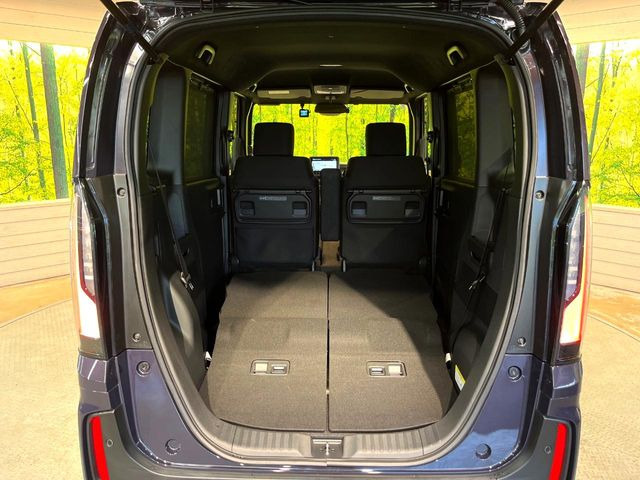 普段のお買い物や通勤、送迎等に十分な荷室スペースを確保しております。セカンドシートを倒すと、大きな荷物の積載も可能です♪
