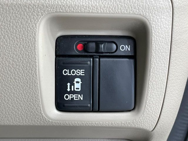 【パワースライドドア】スマートキーや運転席のスイッチでスライドドアの開閉が可能♪電動だから力を入れてドアを開ける必要が無く、小さいお子様でも、重い荷物を持っている時もラクに開け閉めできます♪