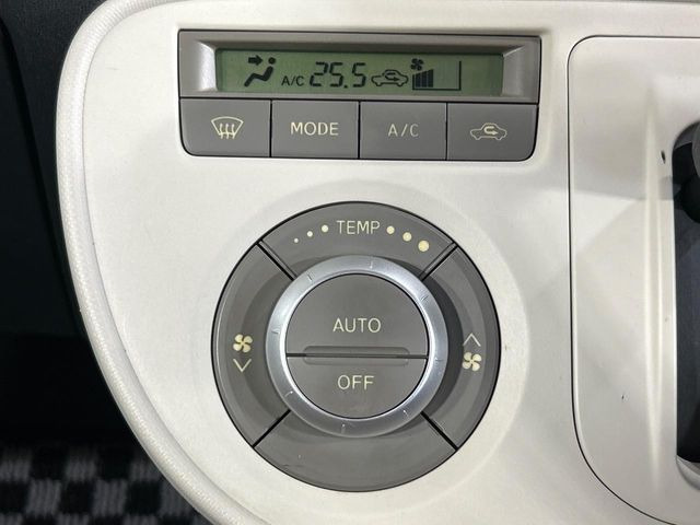 【オートエアコン】一度お好みの温度に設定すれば、車内の温度を検知し風量や温度を自動で調整。暑い&hellip;寒い&hellip;と何度もスイッチ操作をする必要はありません。快適な車内空間には必須の機能ですね♪