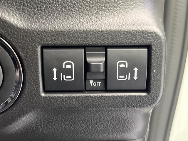 【両側パワースライドドア】スマートキーや運転席のスイッチで後席両側スライドドアの開閉が可能♪電動だから力を入れてドアを開ける必要が無く、小さなお子様でも簡単に開け閉めでき快適です♪