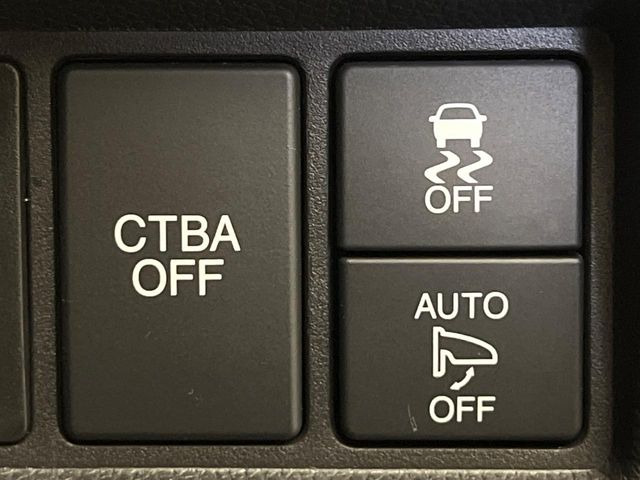 【シティブレーキアクティブシステム】低速走行中に前方の車両等を認識し、衝突しそうな時は警報とブレーキで衝突回避と被害軽減をアシスト。より安全にドライブをお楽しみいただけます。