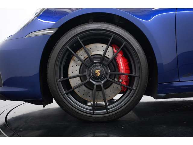 911タルガ4 GTS専用の純正20/21インチアルミホイールを装着。フロント20インチ、リア21インチの迫力あるサイズ設定が、911ならではのワイドでスポーティなスタイリングを際立たせます。