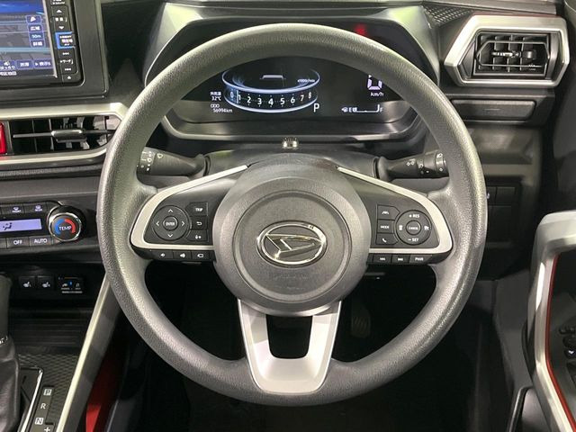 インテリアに合わせたデザインのステアリングは、運転される方のことも考え、運転しやすい形状、大きさです。是非一度、実際に触ってお確かめください。
