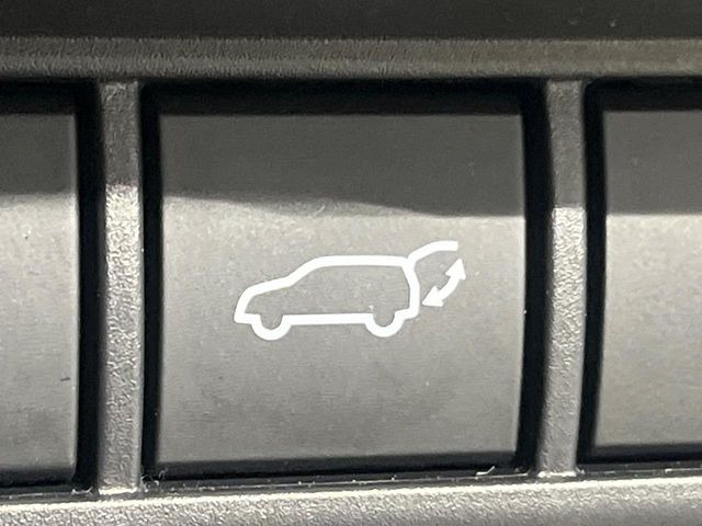 【パワーバックドア】スマートキーや運転席のボタンを押すだけでリアゲートが自動で開閉します!荷物を持っている時や、高い位置にあるバックドアを閉める際に便利な機能です♪