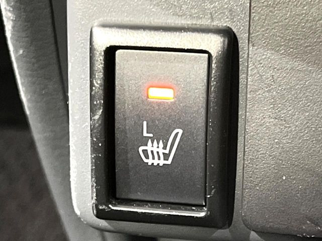 【シートヒーター】寒い日に重宝するシートヒーター!エアコンより早く温まってくれるので寒がりの人も安心ですね♪エアコンの温風は乾燥するから苦手、という方にもをおすすめです。