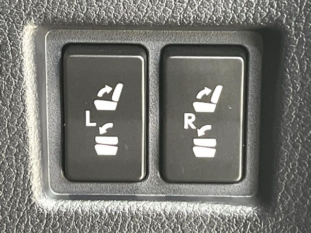 【電動格納シート】リアシートはスイッチ一つでラクラク収納!荷物が多い時など座席を収納スペースに変更する際も、力は必要ありません!お子様でも簡単に操作していただけます!