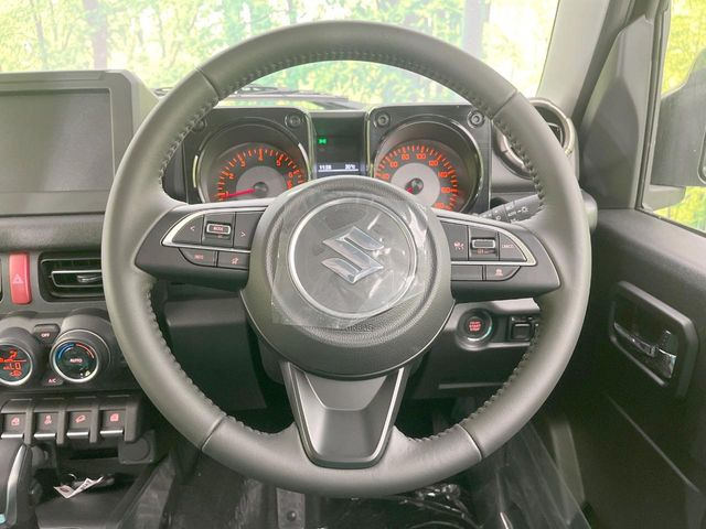 インテリアに合わせたデザインのステアリングは、運転される方のことも考え、運転しやすい形状、大きさです。是非一度、実際に触ってお確かめください。