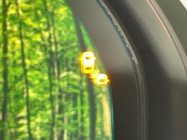 【ブラインドスポットインフォメーション】走行中、ドアミラーの死角になりやすい箇所に後続車が接近するとサイドミラー付近に警告を表示、ドライバーに注意喚起をしてくれます。
