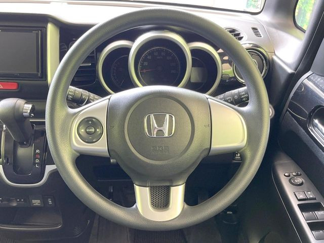 インテリアに合わせたデザインのステアリングは、運転される方のことも考え、運転しやすい形状、大きさです。是非一度、実際に触ってお確かめください。