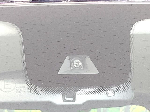 【三菱e-Assist】走行中に前方の車両等を認識し、衝突しそうな時は警報とブレーキで衝突回避と被害軽減をアシスト。より安全にドライブをお楽しみいただけます。
