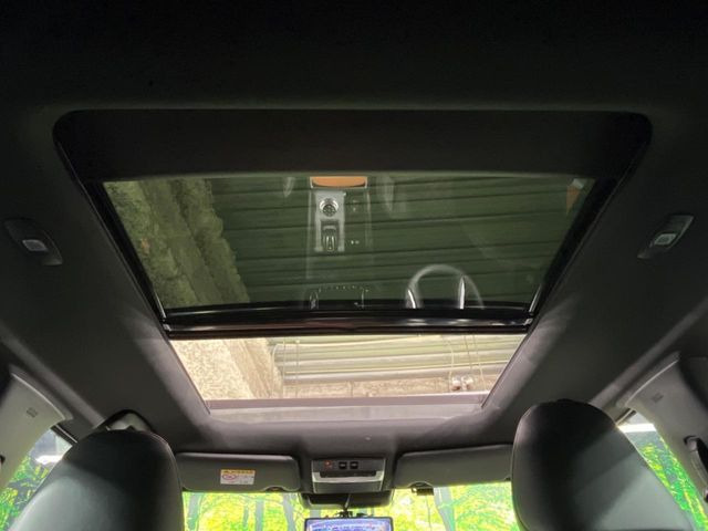 【大型サンルーフ】車内の解放感が一気に上がる大型のパノラマルーフ!季節を問わず開放的で快適なドライブをお楽しみいただけます。流通量も少なく希少価値の高い人気の装備です♪