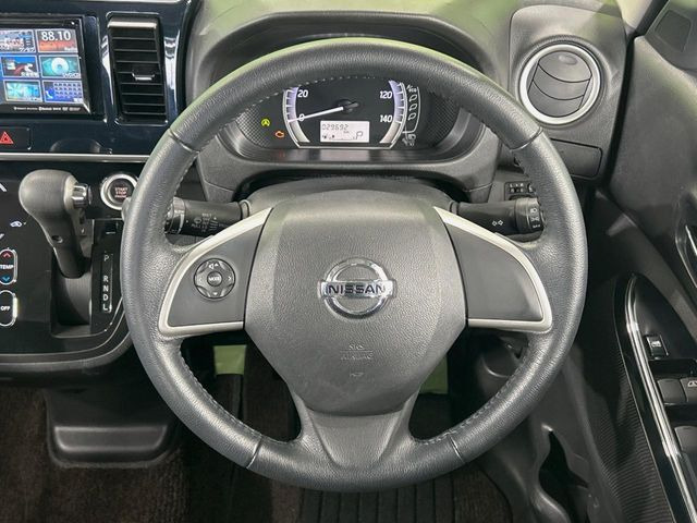 �C���e���A�ɍ��킹���f�U�C���̃X�e�A�����O�́A�^�]�������̂��Ƃ��l���A�^�]���₷���`��A�傫���ł��B�����x�A���ۂɐG���Ă��m���߂��������B