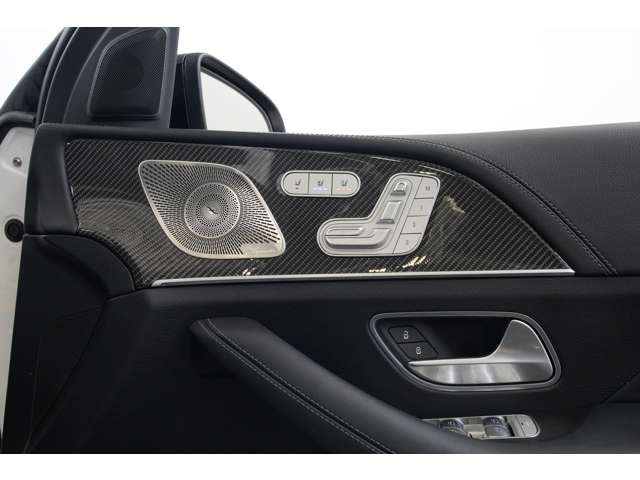 Burmester�T���E���h�T�E���h�V�X�e���𓋍ځB�N���A�ŗՏꊴ���ӂ�鍂�����T�E���h�ɂ��A�ԓ����㎿�ȃ��X�j���O��ԂւƉ��o���܂��B�h���C�u���̉��y�����L���ɂ��y���݂��������܂��B