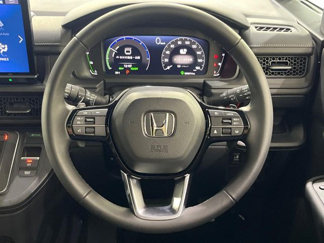 �C���e���A�ɍ��킹���f�U�C���̃X�e�A�����O�́A�^�]�������̂��Ƃ��l���A�^�]���₷���`��A�傫���ł��B�����x�A���ۂɐG���Ă��m���߂��������B