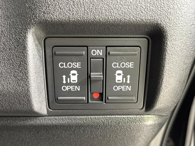 【両側パワースライドドア】スマートキーや運転席のスイッチで後席両側スライドドアの開閉が可能♪電動だから力を入れてドアを開ける必要が無く、小さなお子様でも簡単に開け閉めでき快適です♪