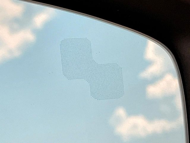【ブラインドスポットモニタリング】走行中、ドアミラーの死角になりやすい箇所に後続車が接近するとサイドミラー付近に警告を表示、ドライバーに注意喚起をしてくれます。